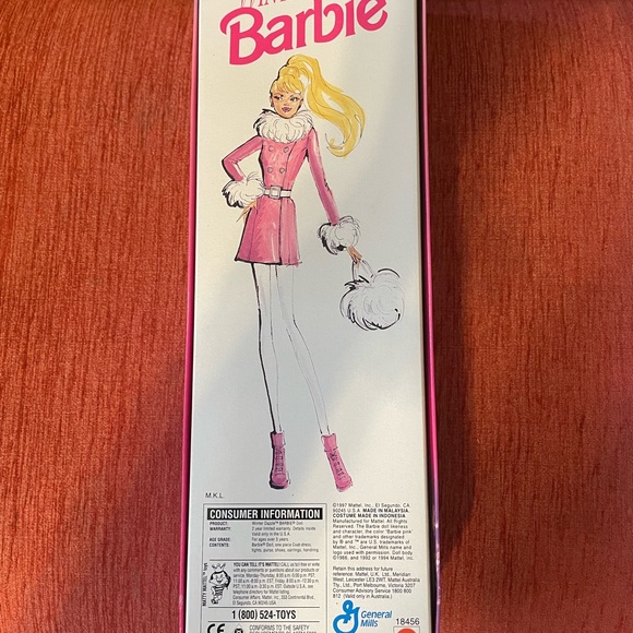Barbie Winter Dazzle Special Edition Pink Box - Picture 3 of 3